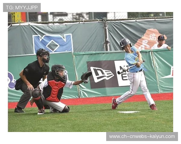 广州青少年垒球选手雨中作战 展现顽强拼搏精神 广州青少年垒球选手雨中作战 展现顽强拼搏精神