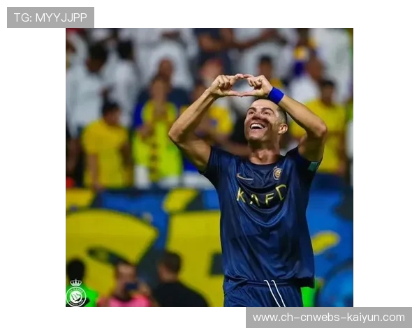 特写：C罗赛前亲吻欧冠奖杯，沙特联赛首秀倒计时引全球关注